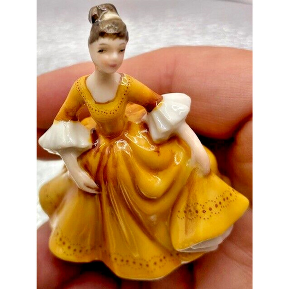Royal Doulton "STEPHANIE" Figurine M216 2004 Rare and Extremely Nice Piece - Picture 6 of 7